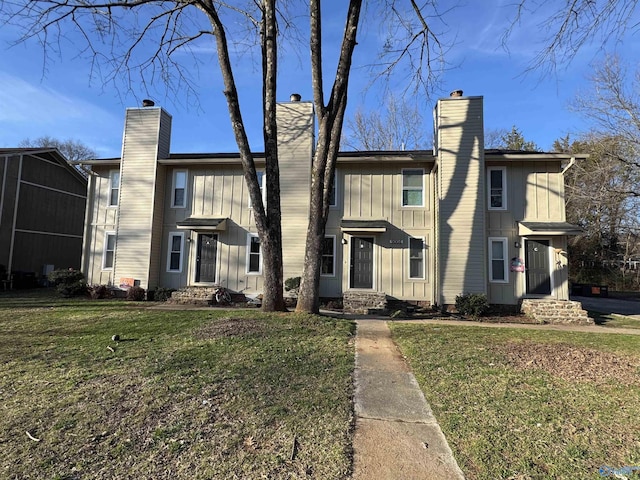 view of front of home featuring a front yard