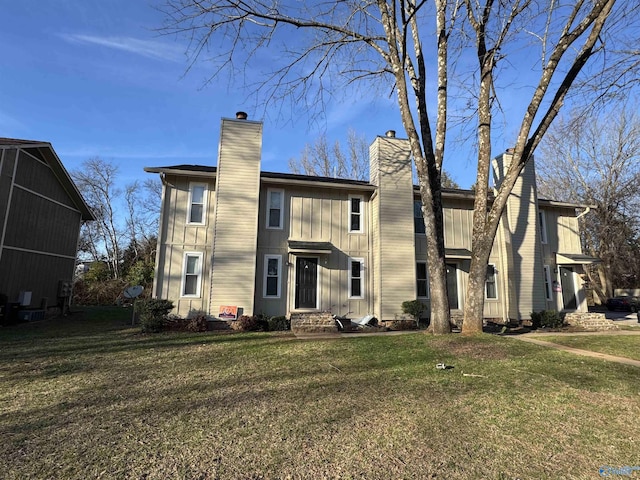 view of front of house featuring a front lawn