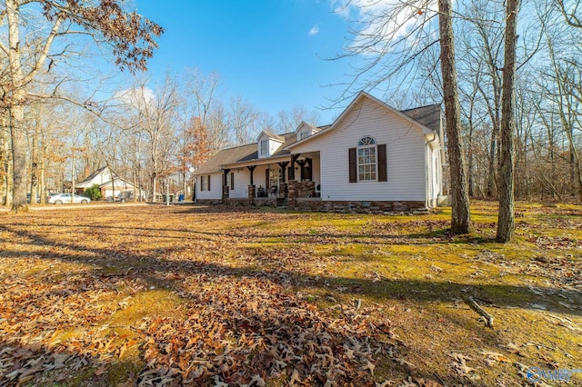 ranch-style home featuring a porch and a front lawn