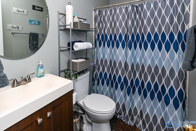 full bathroom featuring a shower with shower curtain, vanity, and toilet