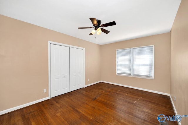 unfurnished bedroom featuring ceiling fan, hardwood / wood-style floors, a closet, and baseboards