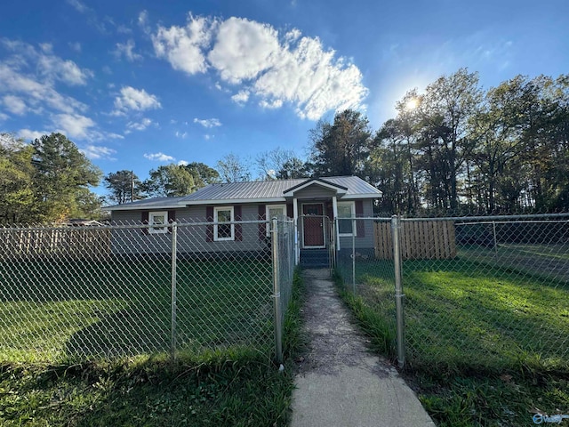 view of front of house featuring a front yard