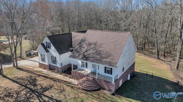 birds eye view of property featuring a wooded view