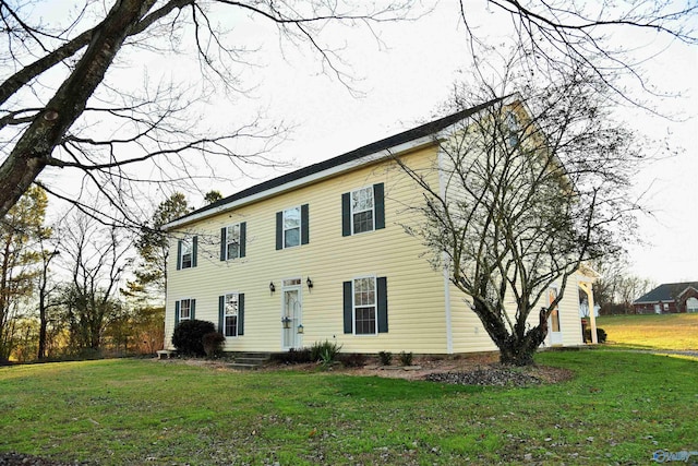 view of front facade featuring a front lawn