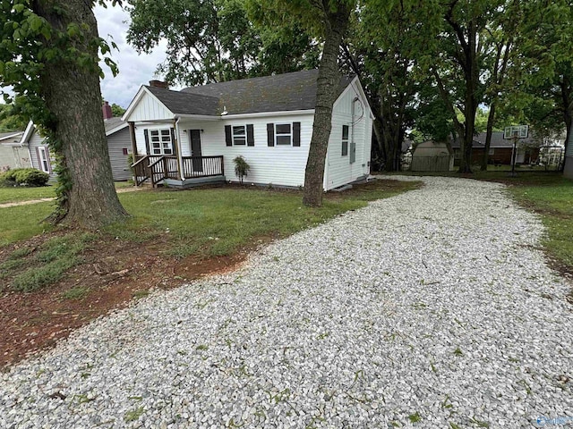 2217 Beasley Ave NW, Huntsville, AL 35816 - view of front of house featuring gravel driveway and a front lawn