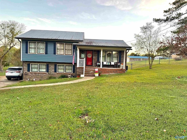 view of front of house featuring covered porch and a front yard