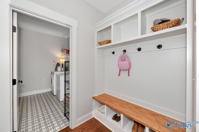 mudroom featuring baseboards and independent washer and dryer