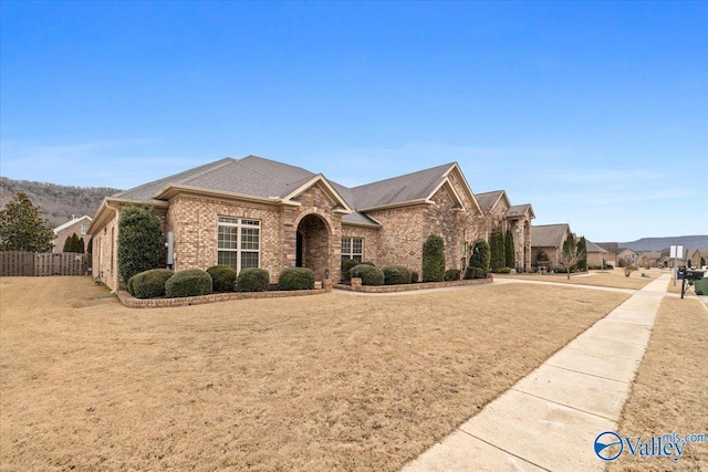 view of front of home featuring a front lawn