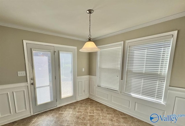 entryway featuring crown molding