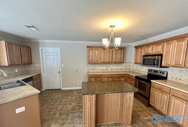 kitchen with sink, an inviting chandelier, hanging light fixtures, stainless steel appliances, and a center island