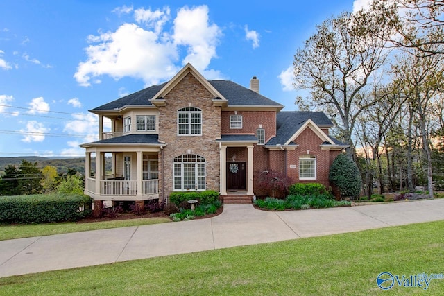 view of front of property with a front lawn and covered porch