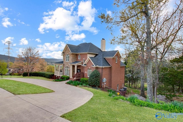 view of front of home with a front lawn