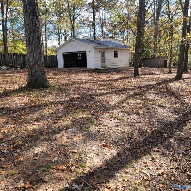 view of yard featuring an outdoor structure