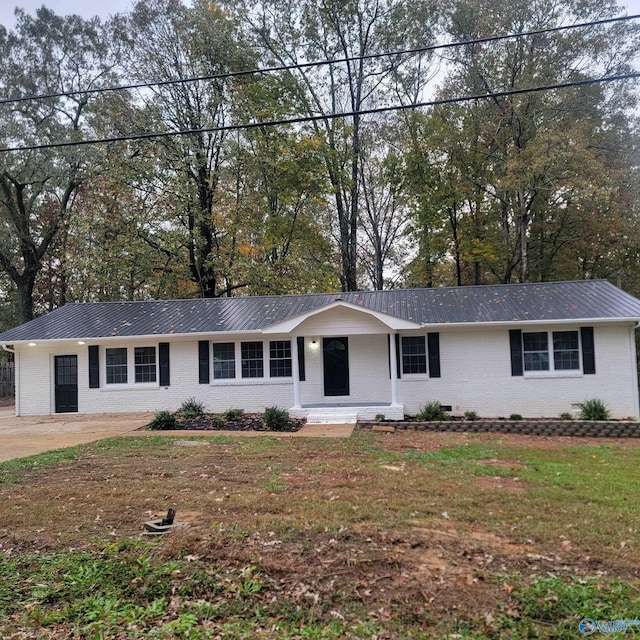 single story home with a front lawn