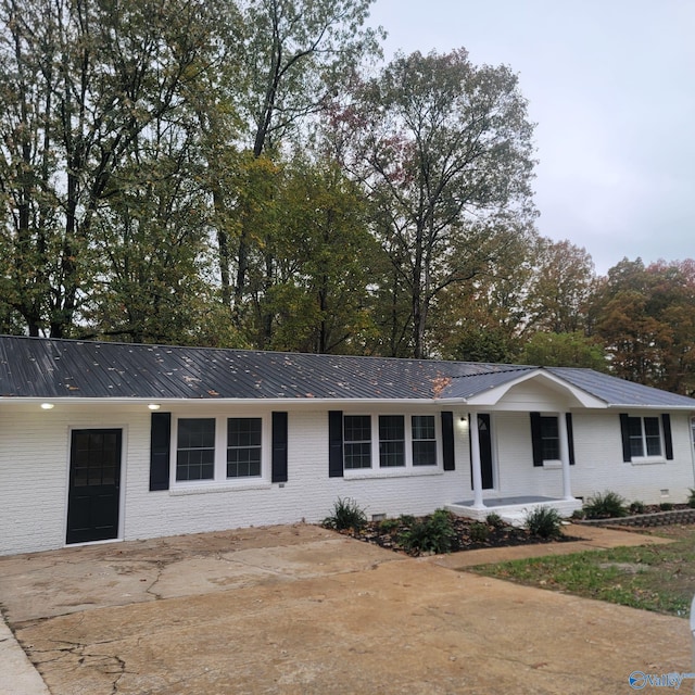 ranch-style house featuring covered porch