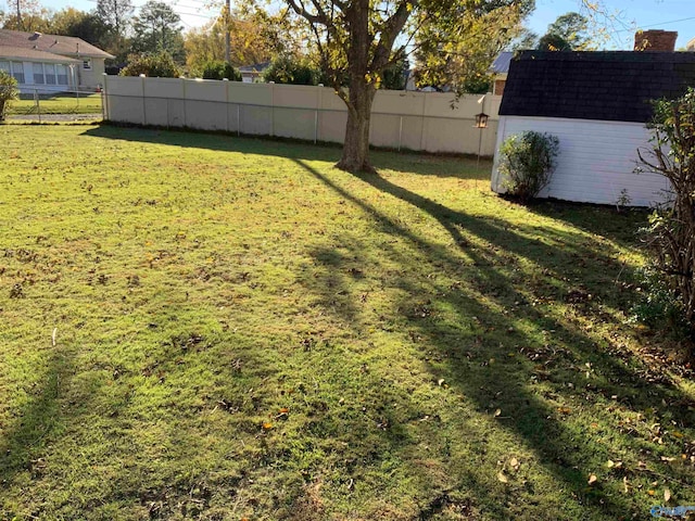 view of yard with a storage unit