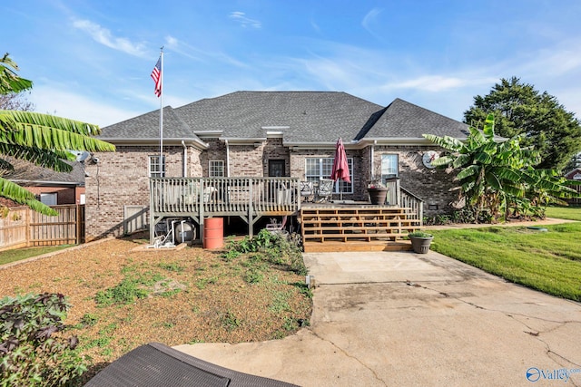 view of front of home featuring a wooden deck and a front yard