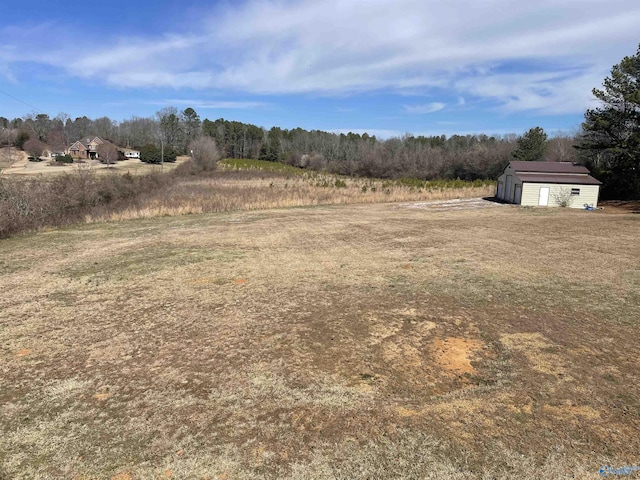 view of yard featuring an outbuilding