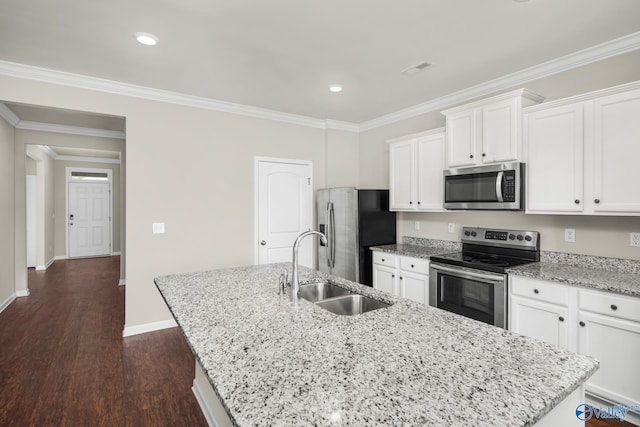 kitchen with sink, appliances with stainless steel finishes, an island with sink, white cabinets, and dark hardwood / wood-style flooring