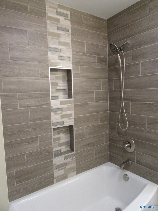 bathroom featuring tiled shower / bath combo