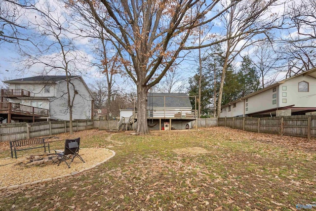 view of yard featuring an outdoor fire pit