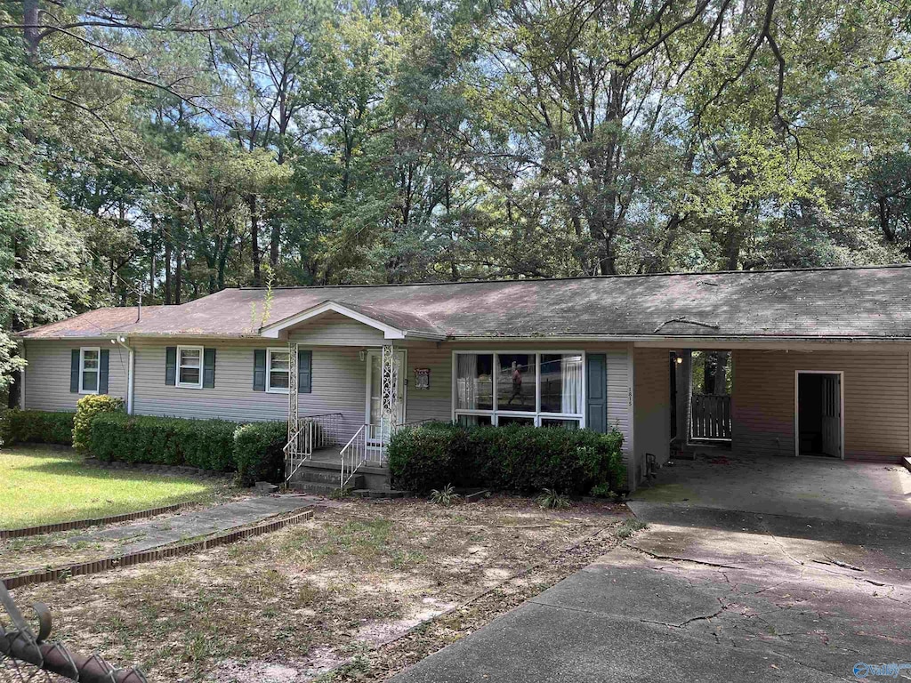 1815 5th St NW, Attalla, AL 35954 - ranch-style home with a front yard, concrete driveway, and a carport