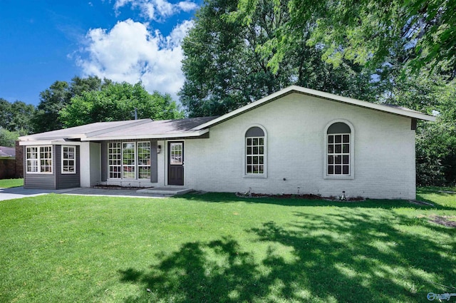1007 Honeysuckle Ln SW, Decatur, AL 35601 - ranch-style home featuring brick siding and a front lawn