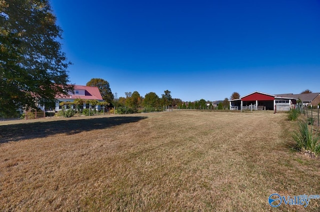 view of yard featuring an outdoor structure