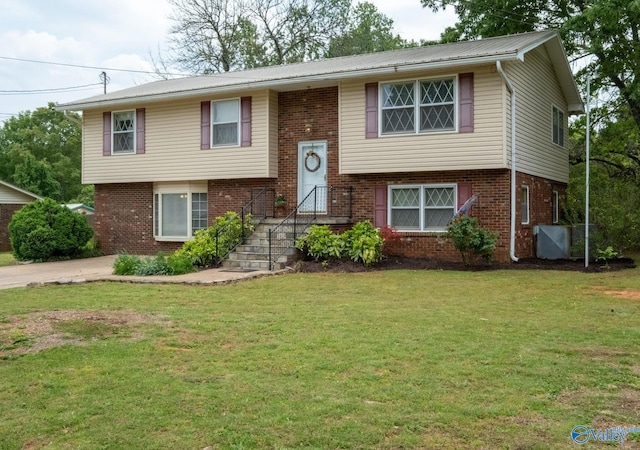 222 Lakewood Dr, Scottsboro, AL 35769 - bi-level home with brick siding and a front yard