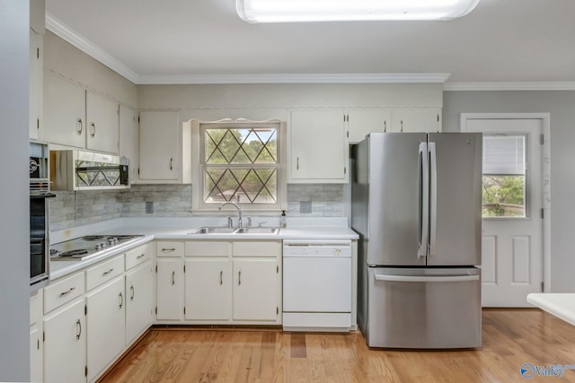 222 Lakewood Dr, Scottsboro, AL 35769 - kitchen featuring stainless steel appliances, a sink, tasteful backsplash, light wood-type flooring, and light countertops