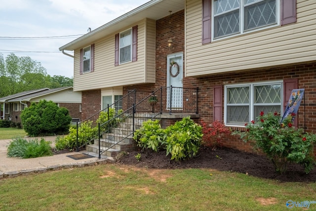 222 Lakewood Dr, Scottsboro, AL 35769 - split foyer home with brick siding and a front lawn