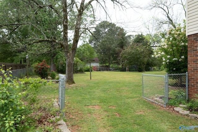 222 Lakewood Dr, Scottsboro, AL 35769 - view of yard with fence