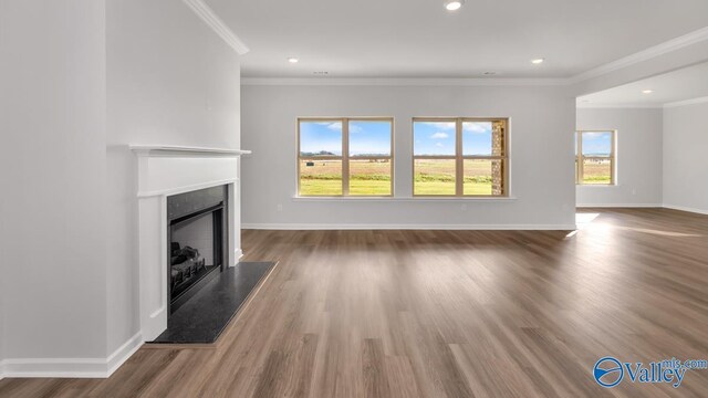 kitchen featuring stove, a kitchen island with sink, decorative backsplash, and hardwood / wood-style floors