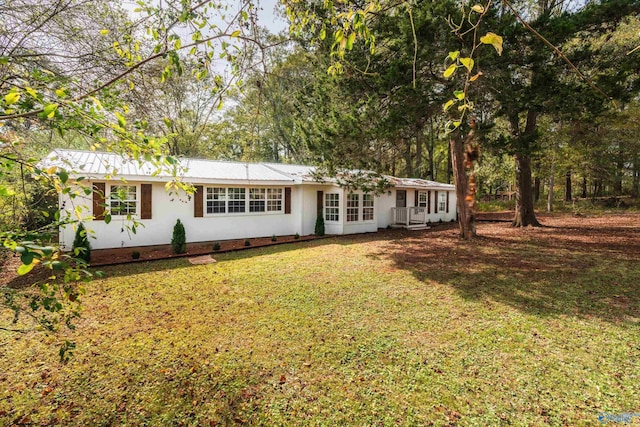 ranch-style house featuring a front yard