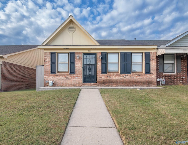 view of front of house featuring a front yard