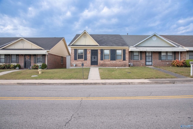 view of front facade featuring a front lawn