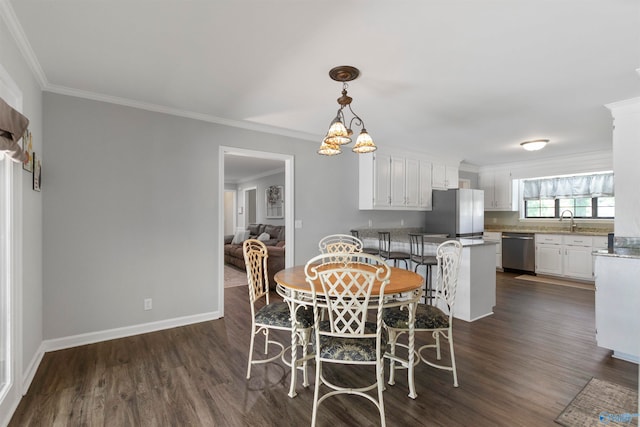 dining space featuring ornamental molding, an inviting chandelier, dark wood-type flooring, and sink