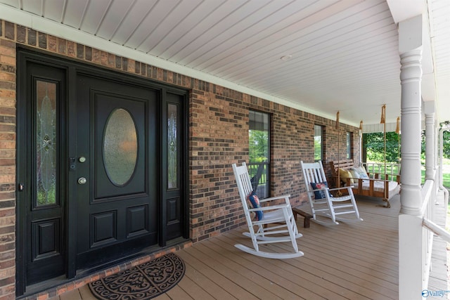 entrance to property featuring a porch