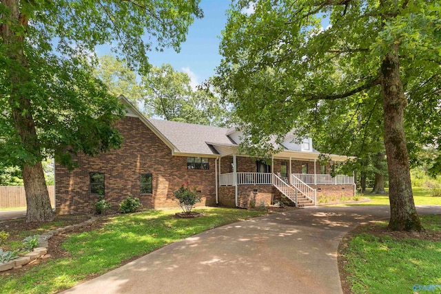 view of front of house featuring a front lawn and covered porch