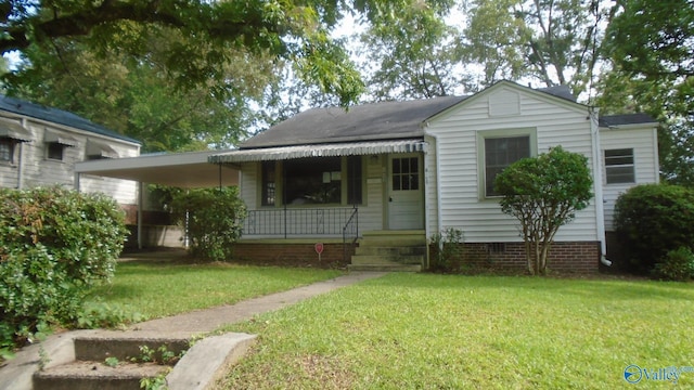 view of front facade featuring a front yard