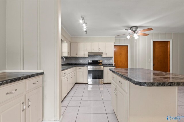 empty room featuring light tile patterned floors