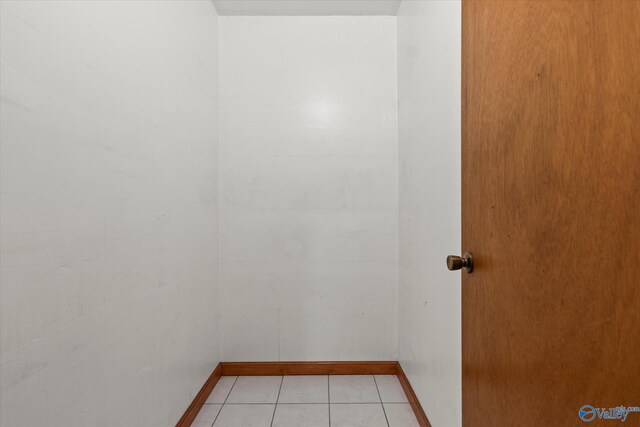 empty room featuring light hardwood / wood-style flooring and ceiling fan