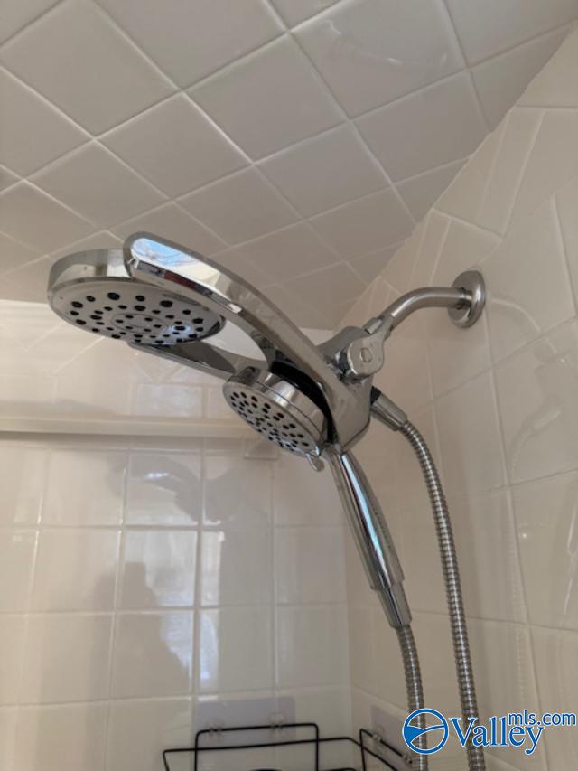 details featuring tiled shower