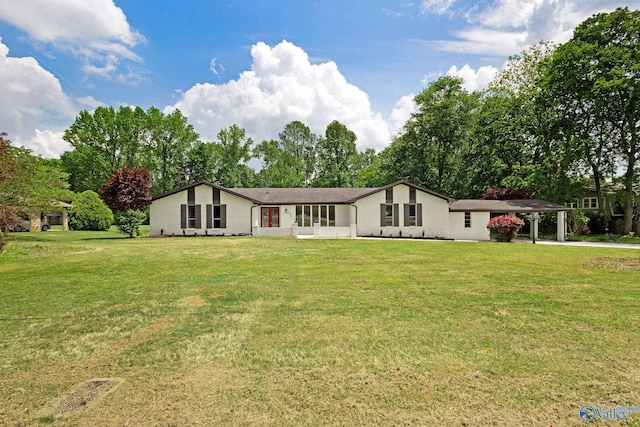 view of front of house featuring a carport and a front lawn
