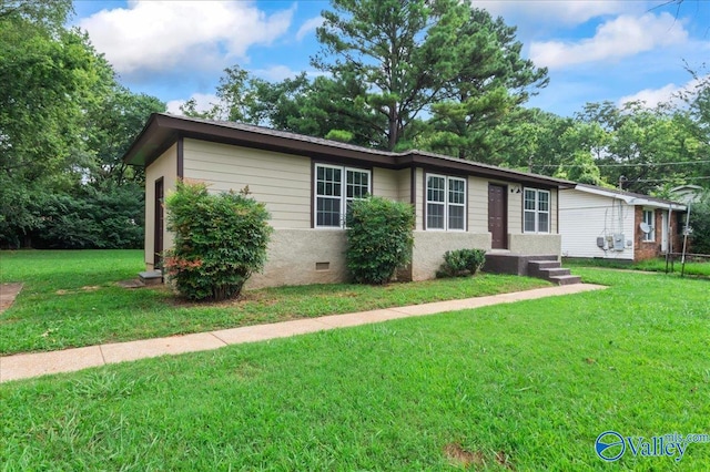 single story home with a front lawn