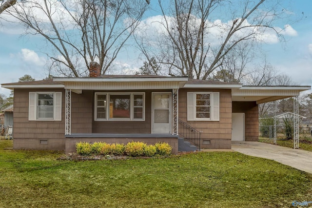 view of front of property featuring a carport and a front yard