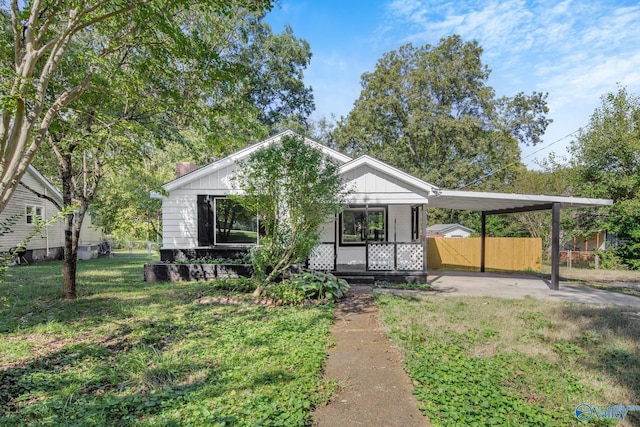 view of front facade featuring a carport and a front lawn