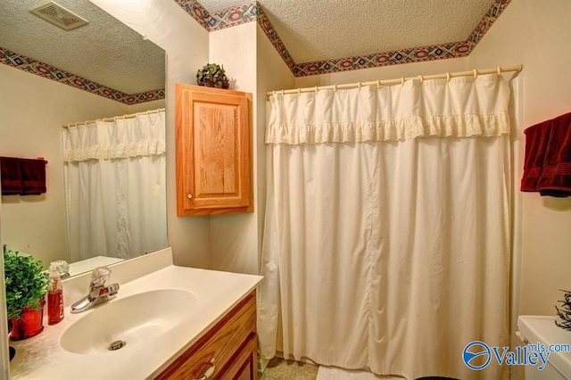 25000 Union Hill Rd, Ardmore, TN 38449 - bathroom featuring visible vents, a textured ceiling, curtained shower, and vanity
