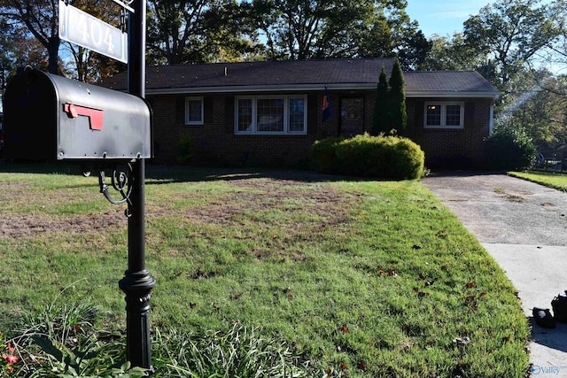 single story home with a front lawn