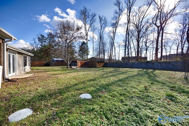 view of yard featuring an outbuilding